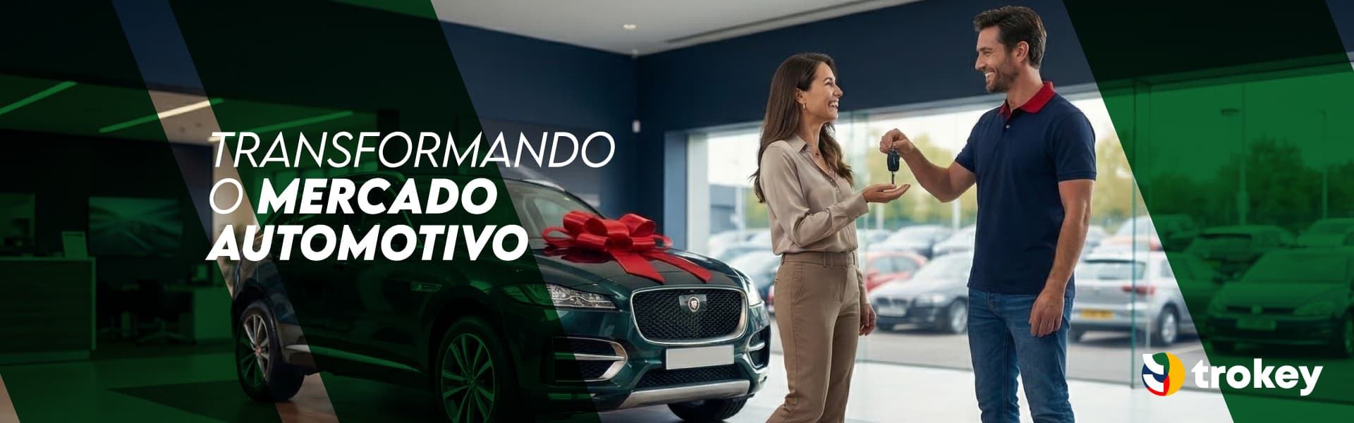 Consultor da Trokey, vestindo camisa polo azul escura com gola vermelha, entrega a chave de um SUV premium com laço para uma cliente satisfeita dentro de um showroom moderno, com carros ao fundo e identidade visual da marca aplicada.